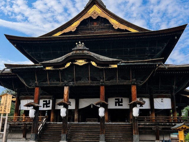 国宝 善光寺本堂の荘厳な佇まい