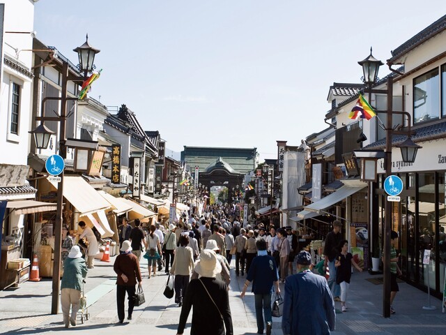善光寺 仲見世通りの賑やかな食べ歩き風景