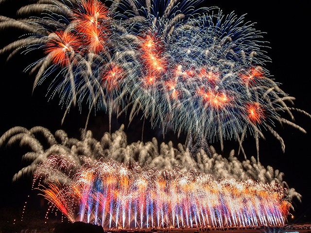 澄んだ夜空に晩秋花火「長野えびす講煙火大会」