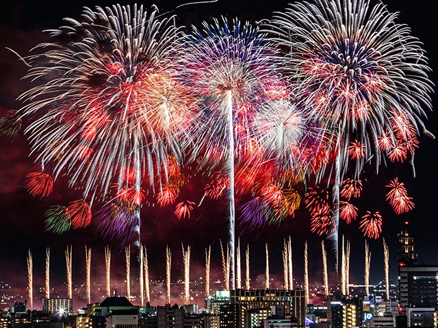 澄んだ夜空に晩秋花火「長野えびす講煙火大会」