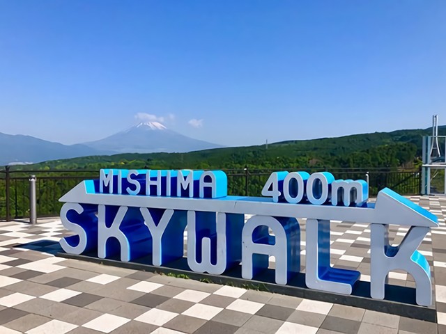三島スカイウォークから望む美しい雪化粧の富士山の絶景