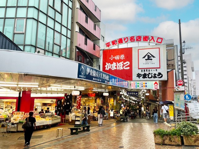 花火前に自由に散策できる風情ある熱海の温泉街と商店街
