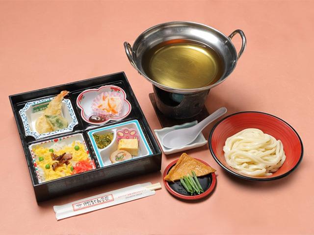 中野うどん学校琴平校の外観と賑やかな門前町