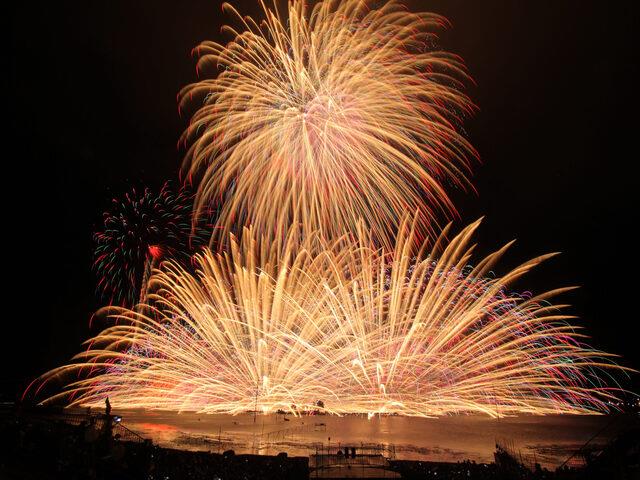諏訪湖祭湖上花火大会！会場中央に位置するエリア内から自由に鑑賞！2日目は平均気温22度・上高地3時間散策！1泊2日バスツアー