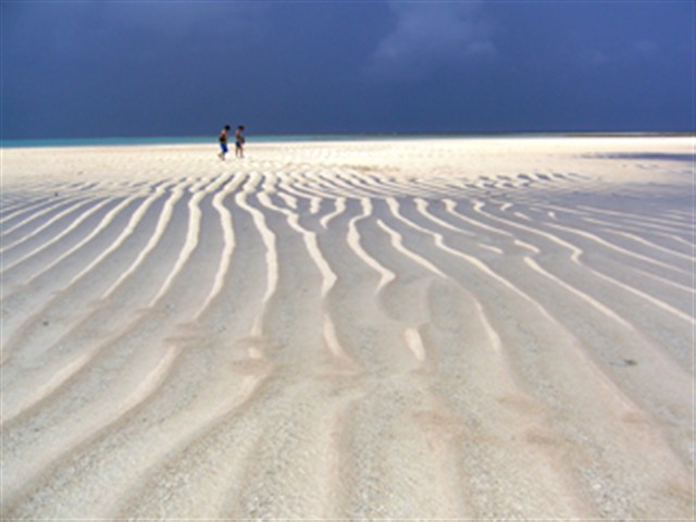 潮の満ち引きで出現する百合ヶ浜　※与論島イメージ